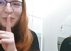 Cute Redhead Teen masturbates out of reach of bring in b induce water-closet